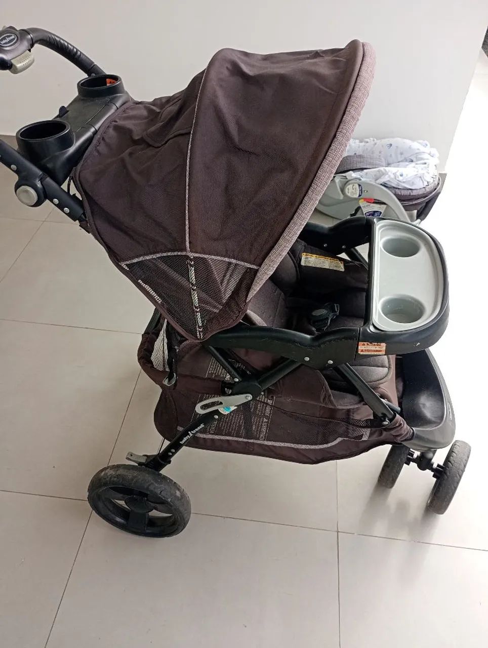 Vendo carrinho de bebê com bebe conforto - Foto 2