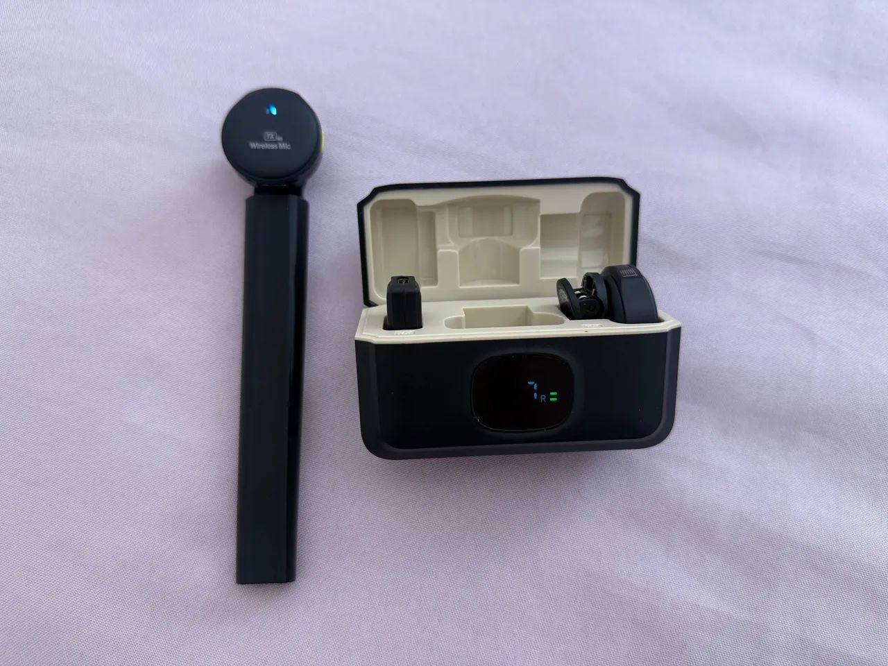 Microfone de lapela tipo C, com bastão pra entrevistas .