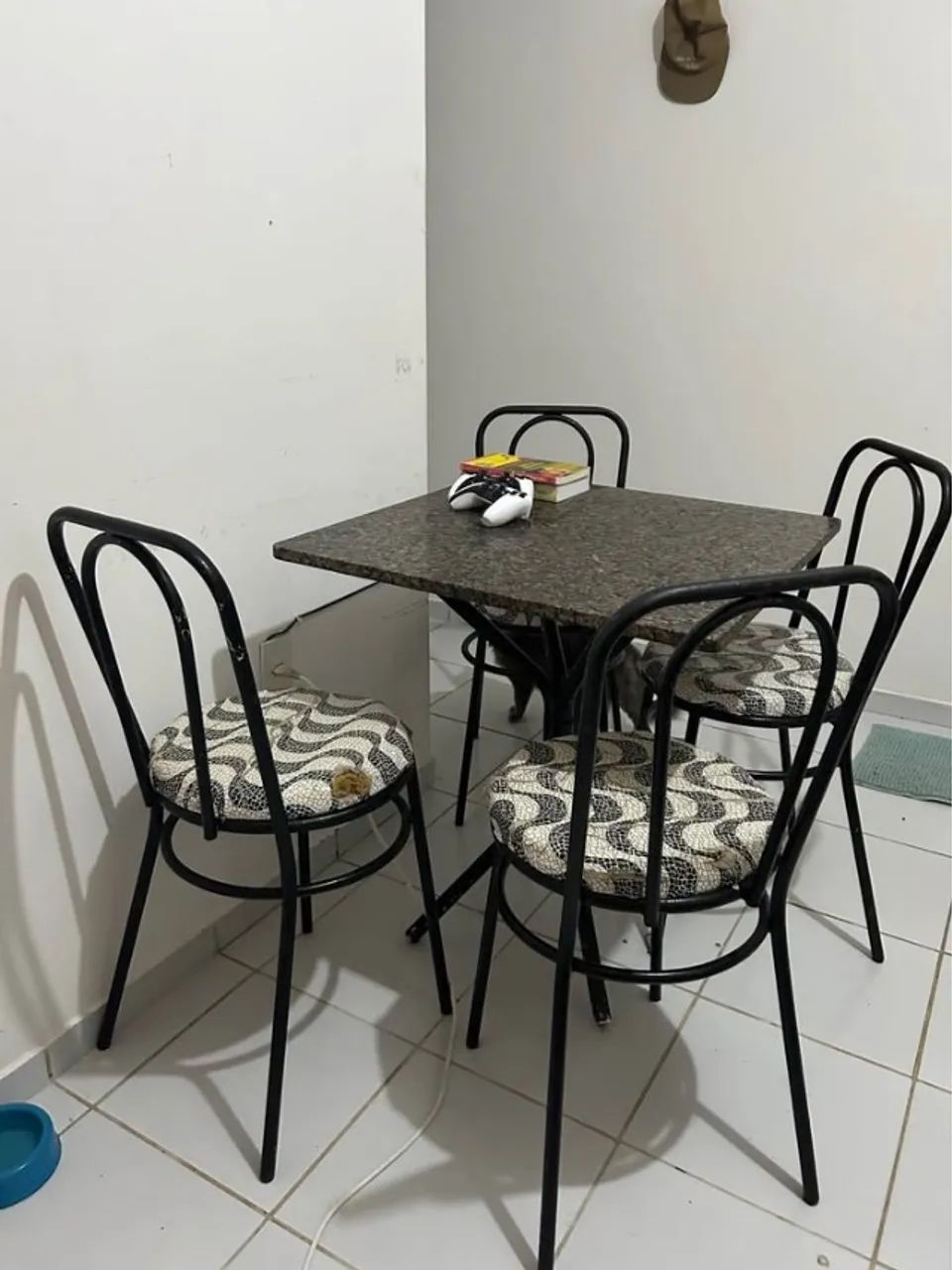 Mesa com pedra de mármore + quatro cadeiras - Foto 3