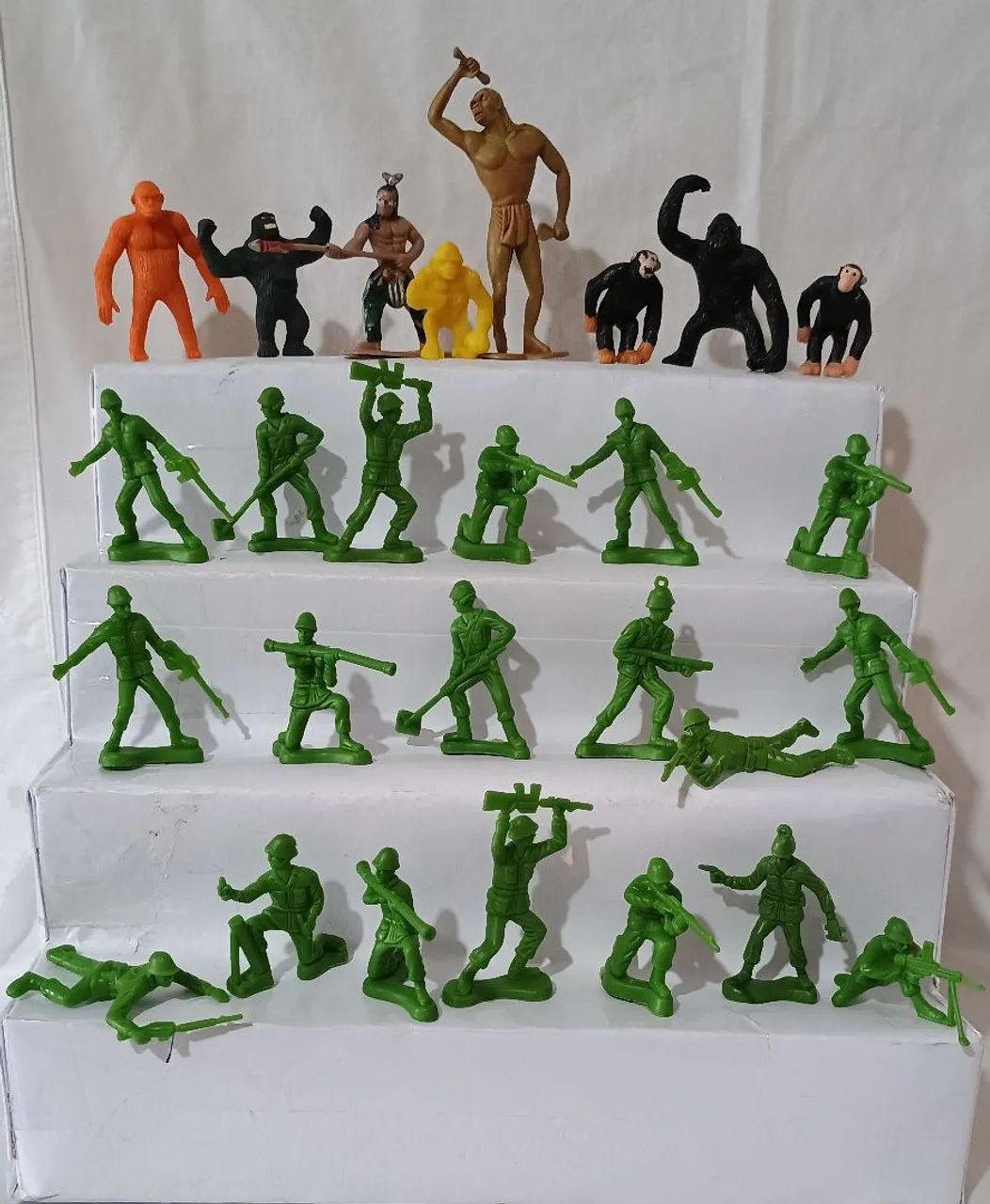 Soldadinhos do toy story e gorilas miniaturas 