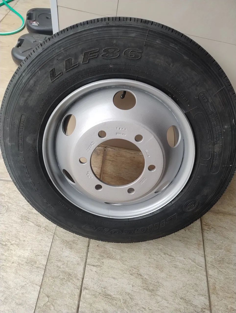 Roda 17,5 original IVECO com pneu