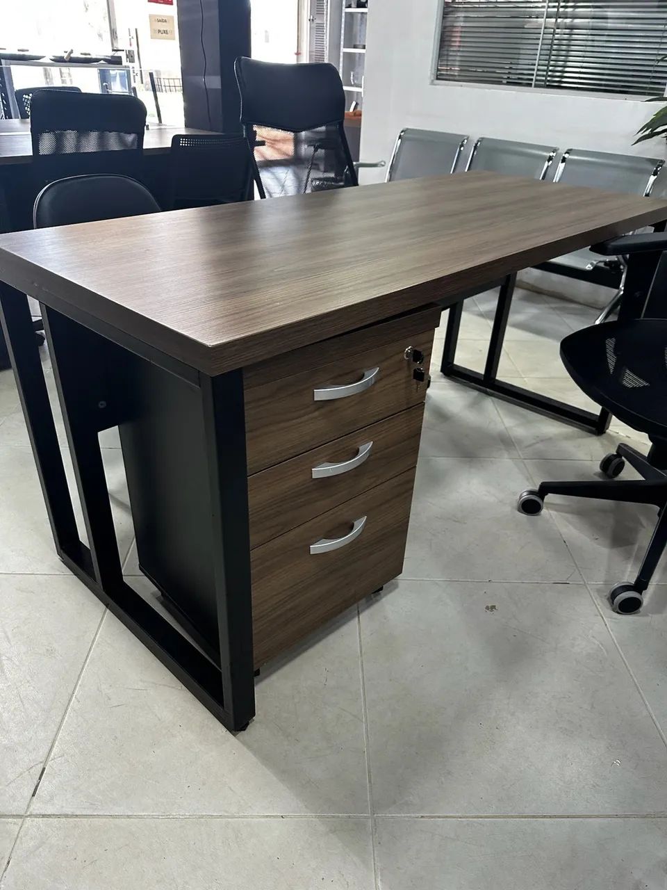 MESA DE ESCRITORIO COM GAVETEIRO LOJA IKONOFFICE 