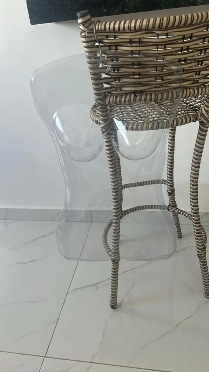 Cabides de plásticos e madeiras 2 balcão e um  com gaveta 3 manequis 