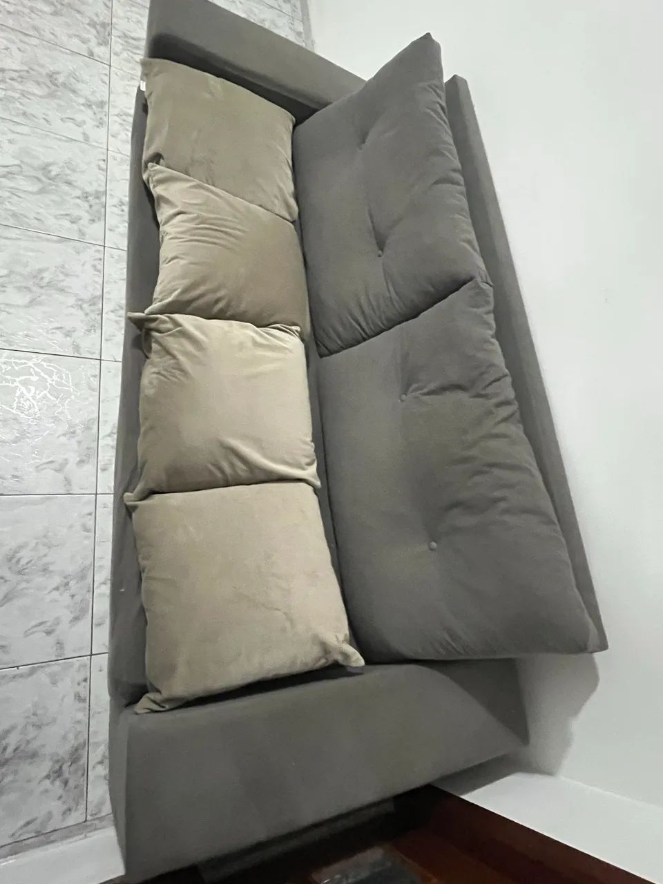 Sofá 4 lugares em suede e 4 almofadas65153855998083123