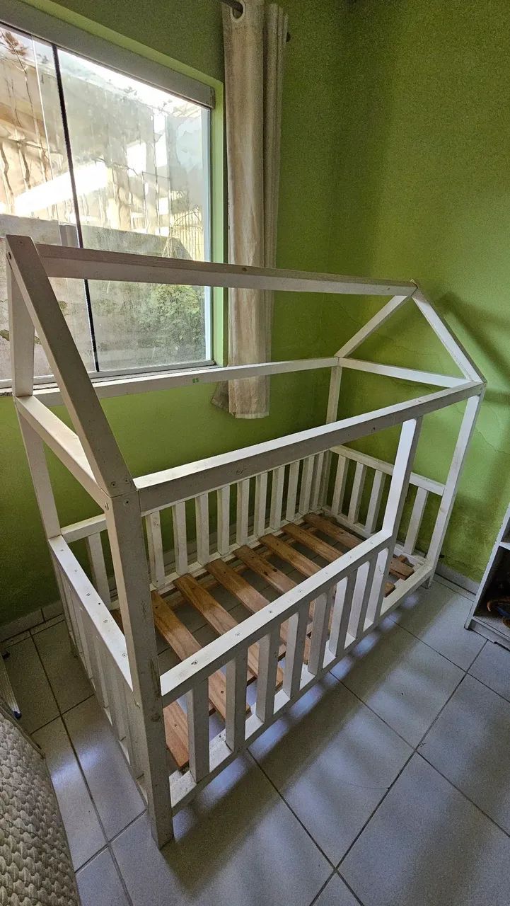 Cama infantil tipo casa montessoriana