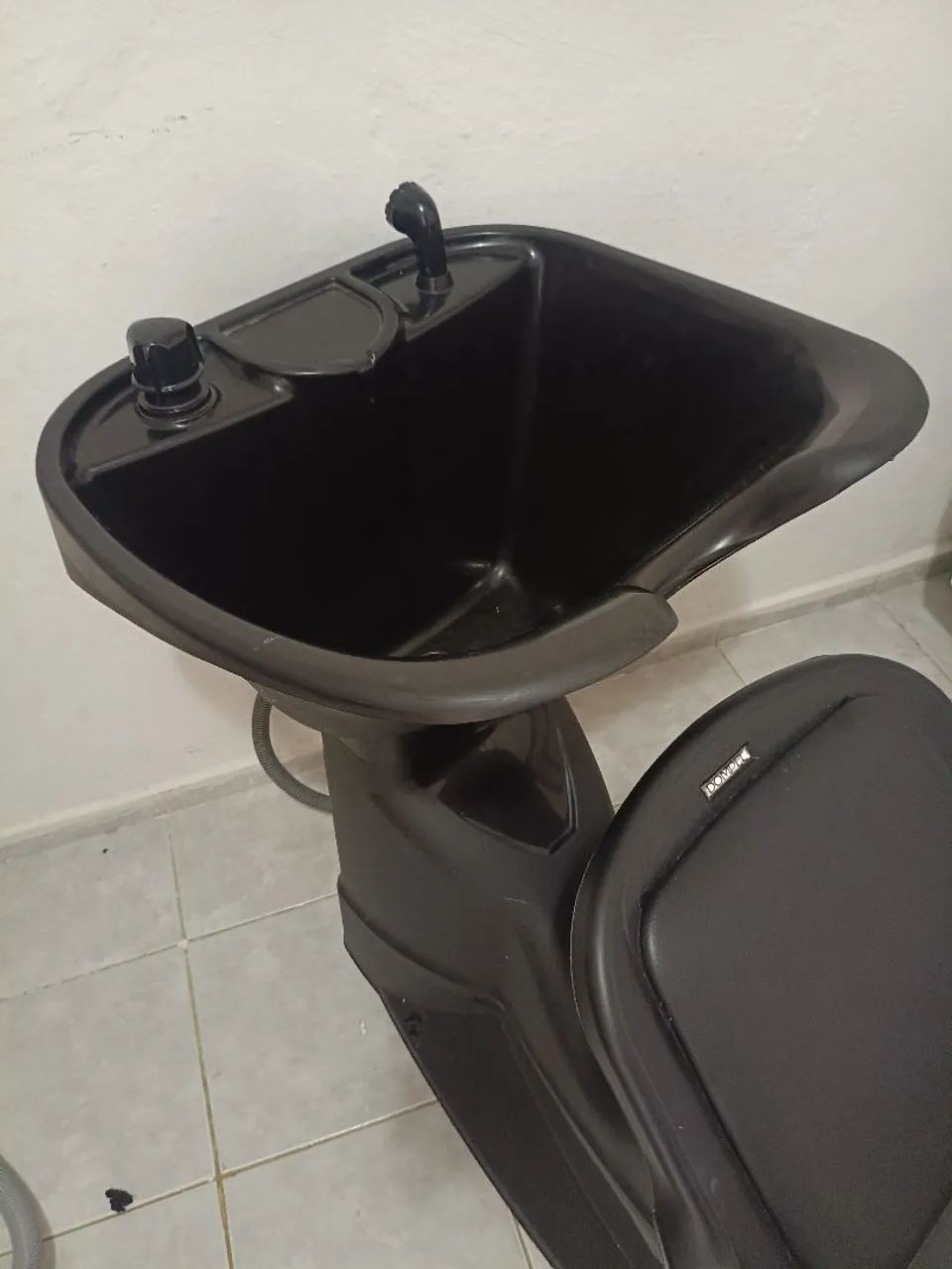 Cadeira hidráulica e lavatório da marca DOMPEL  - Foto 3