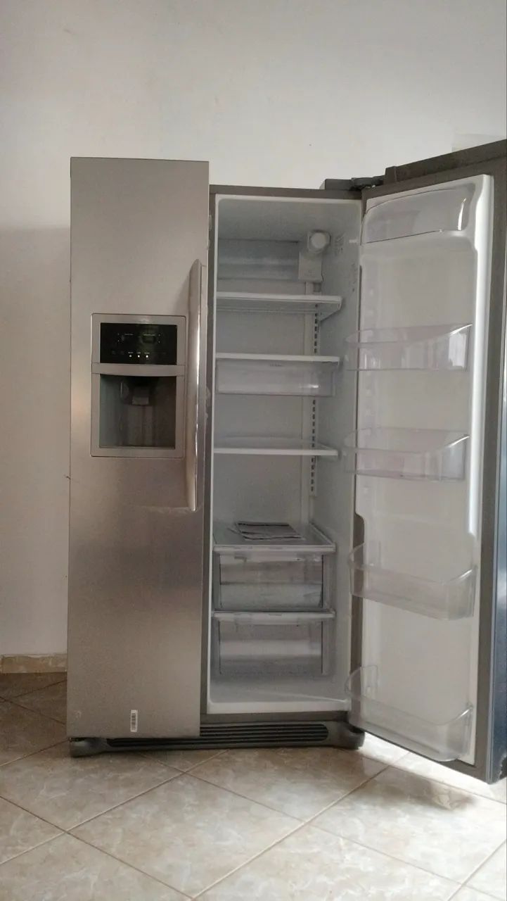 Geladeira frigidaire.Nova