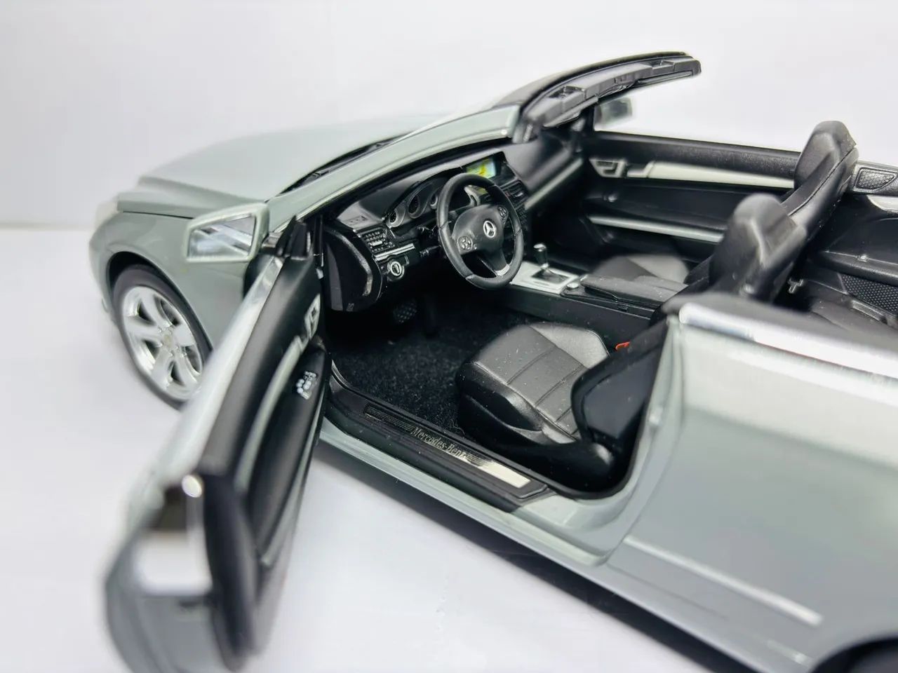 Miniatua Mercedes Benz Classe E500 1/18 - Foto 5