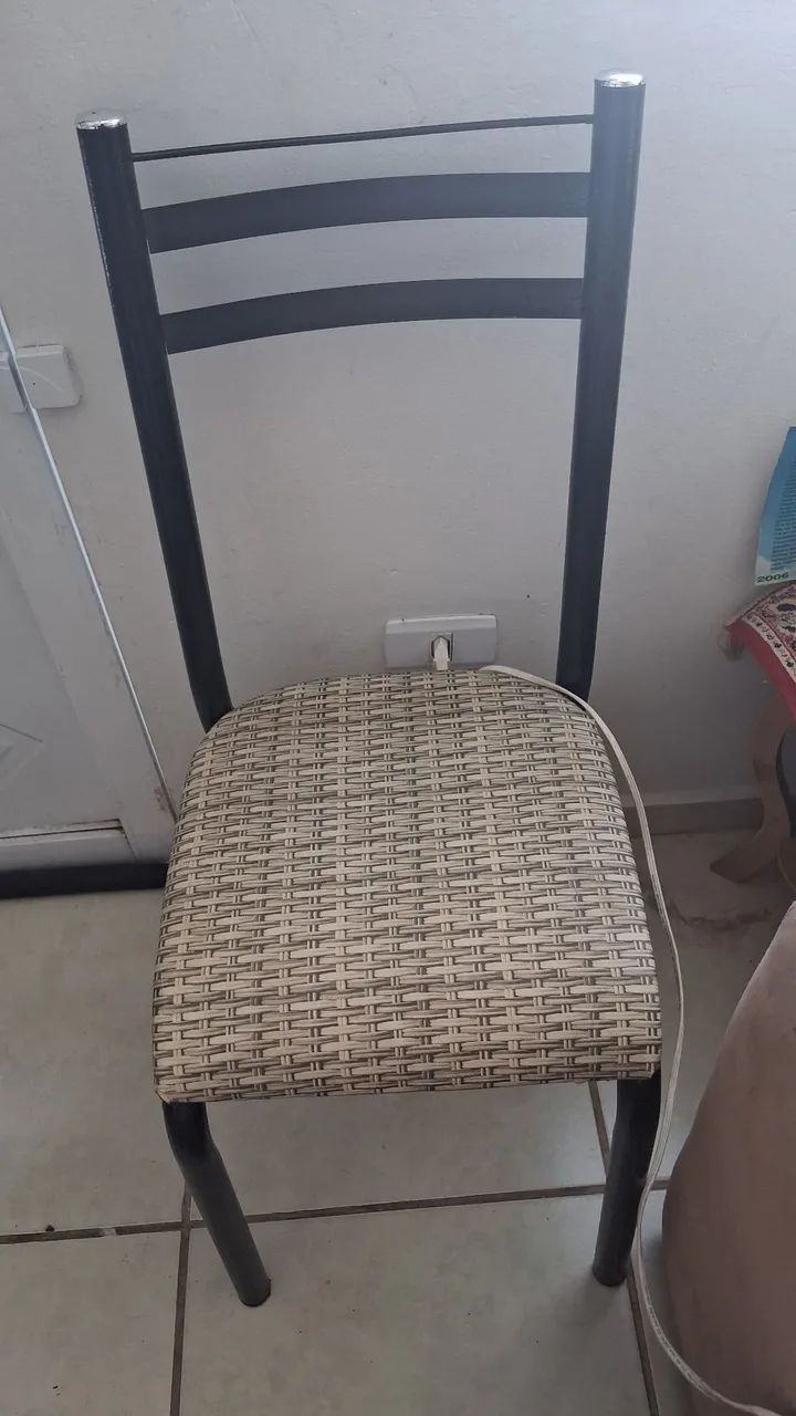 Mesa pequena com 4 cadeiras - Foto 2
