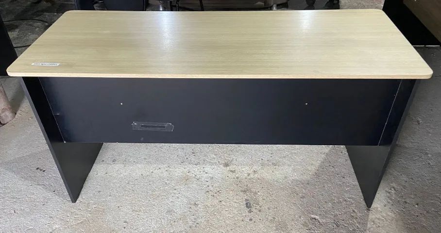 Escrivaninha de mdf, preta e amarela. - Foto 4