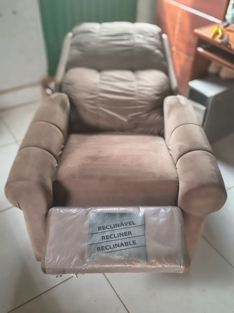 Poltrona reclinável semi nova - tecido sued