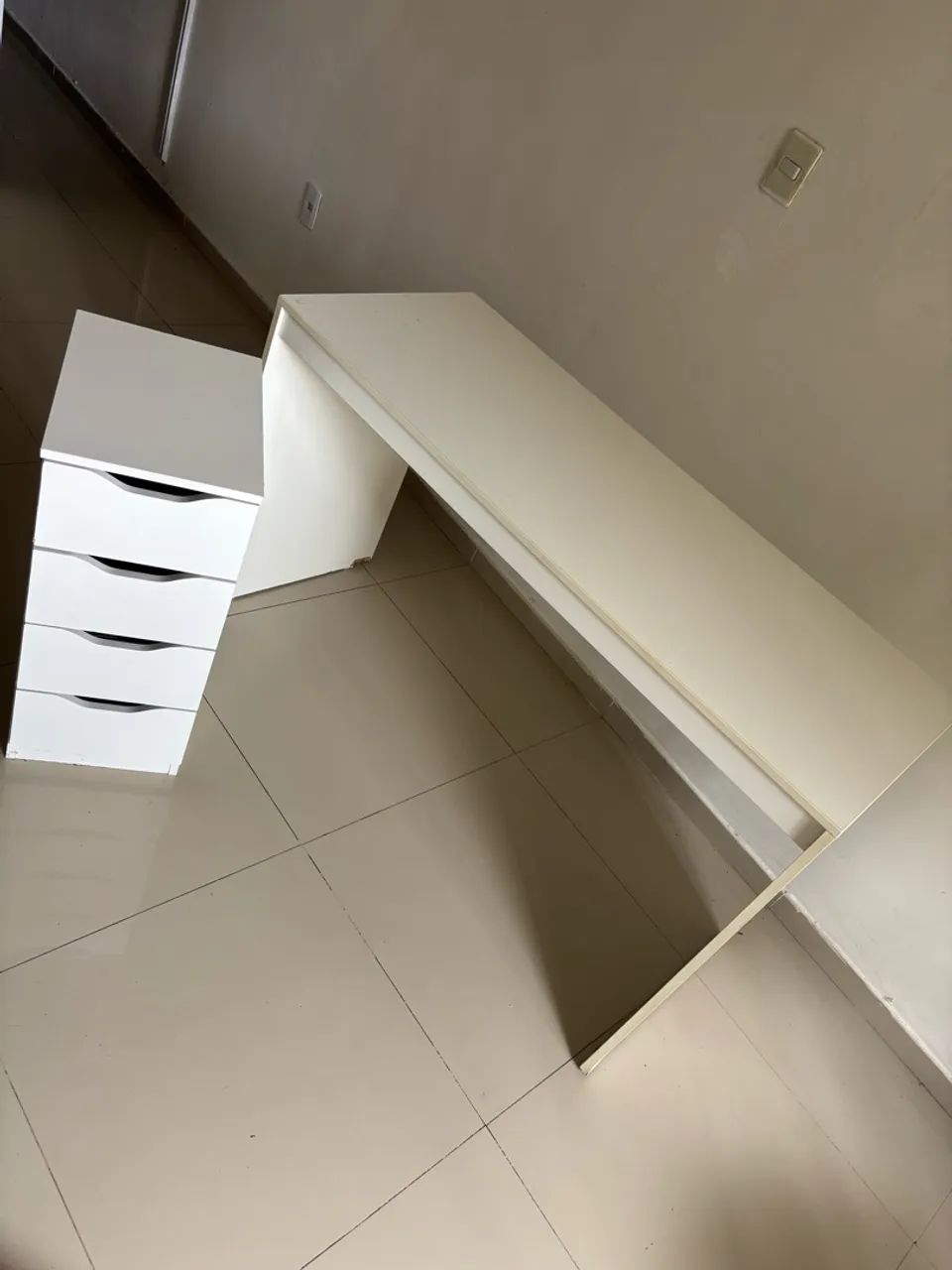 Mesa de escritório com gaveteiro 