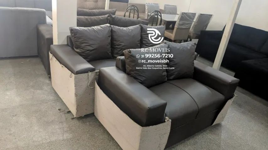 Sofá 3 e 2 assentos com Puff Couro Sintético D33 Direto da Fábrica - Foto 4