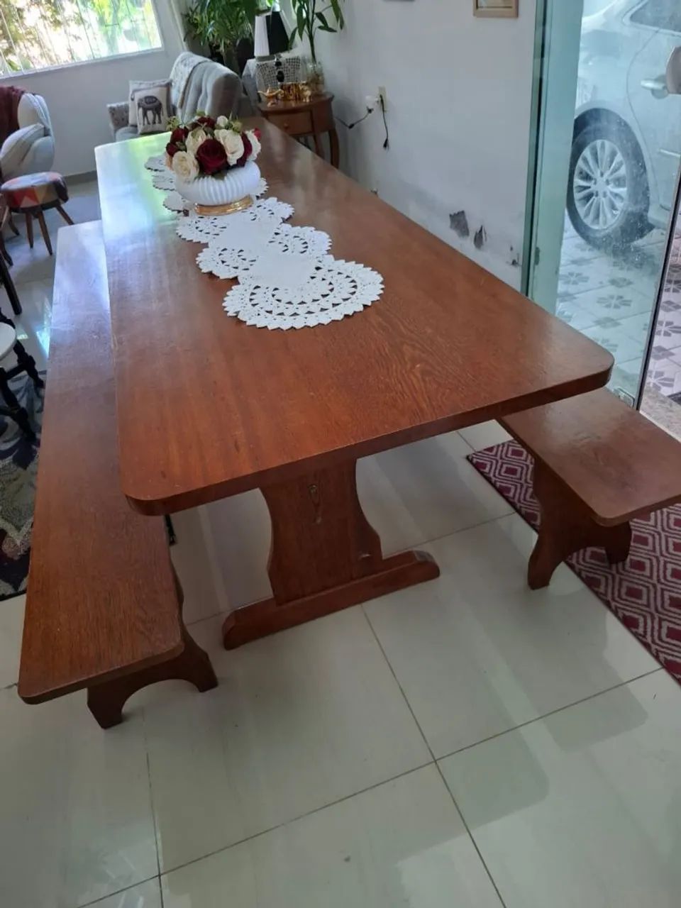 Mesa e bancos de madeira angelim 