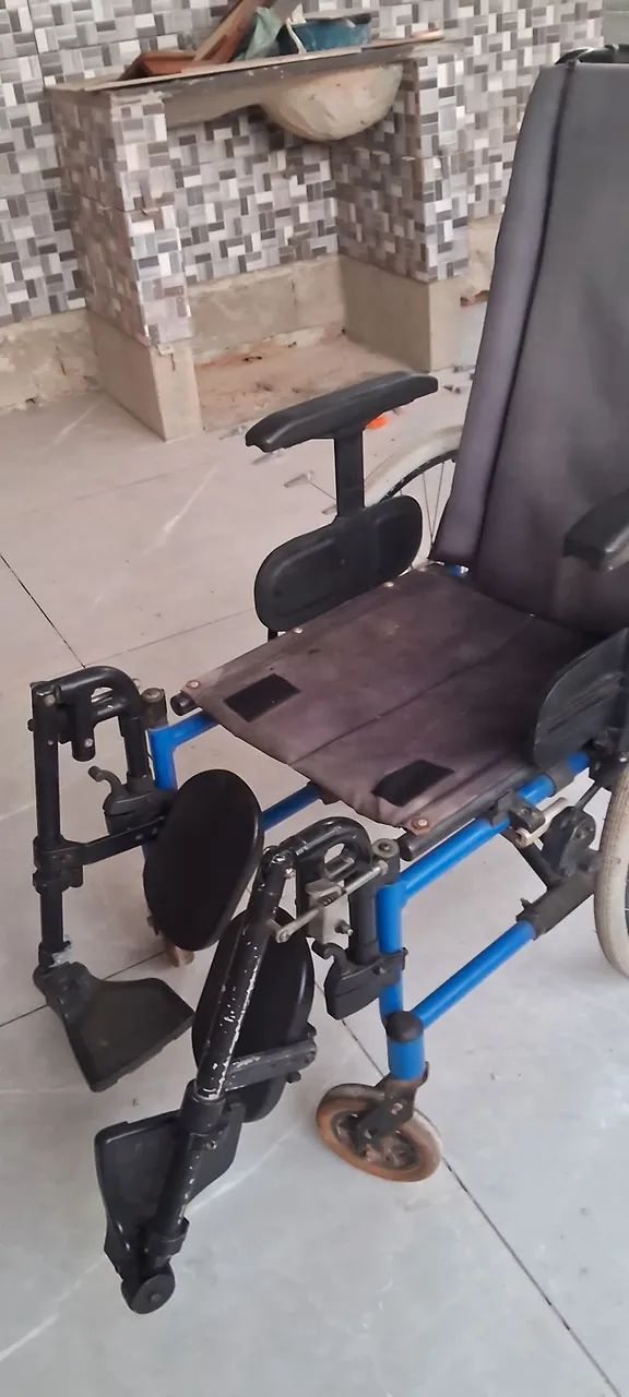 REINFORCED AND DISASSEMBLABLE WHEELCHAIR FOR CARRYING IN CAR