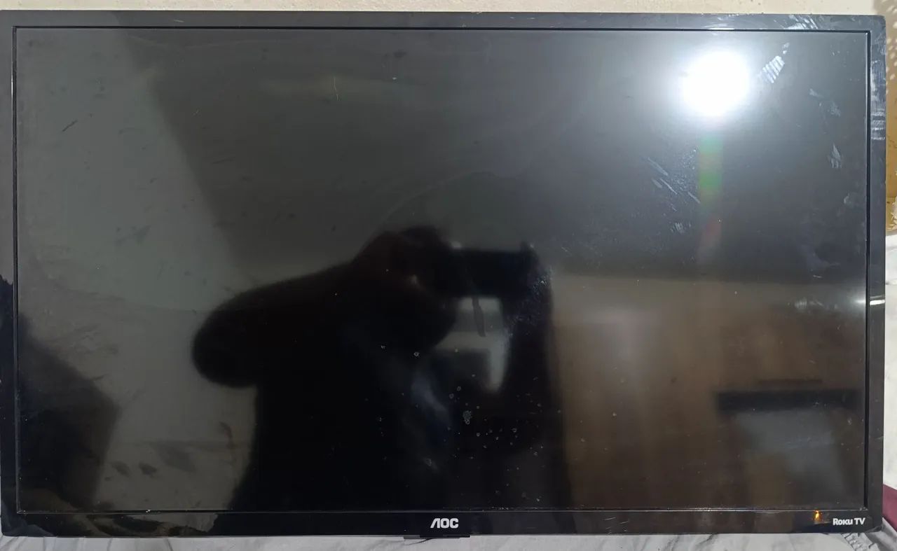 Smart TV AOC 32" com tela quebrada
