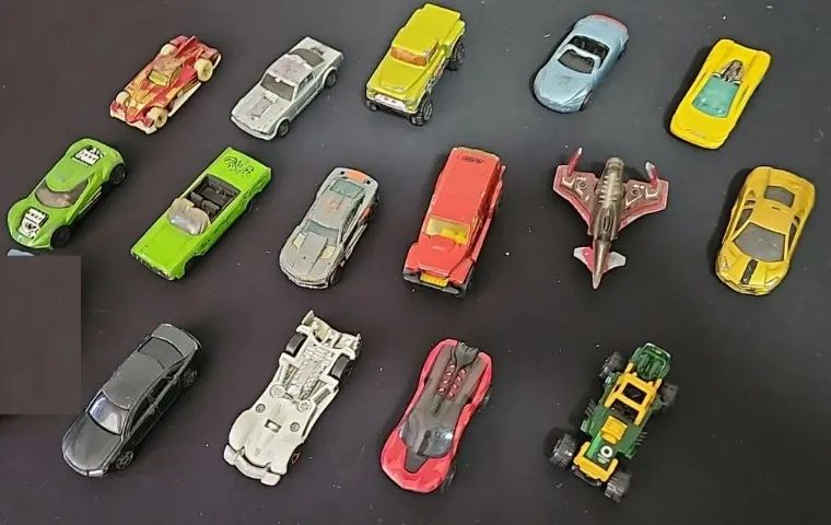 Lote com 15 carrinhos Hot Wheels - Foto 2