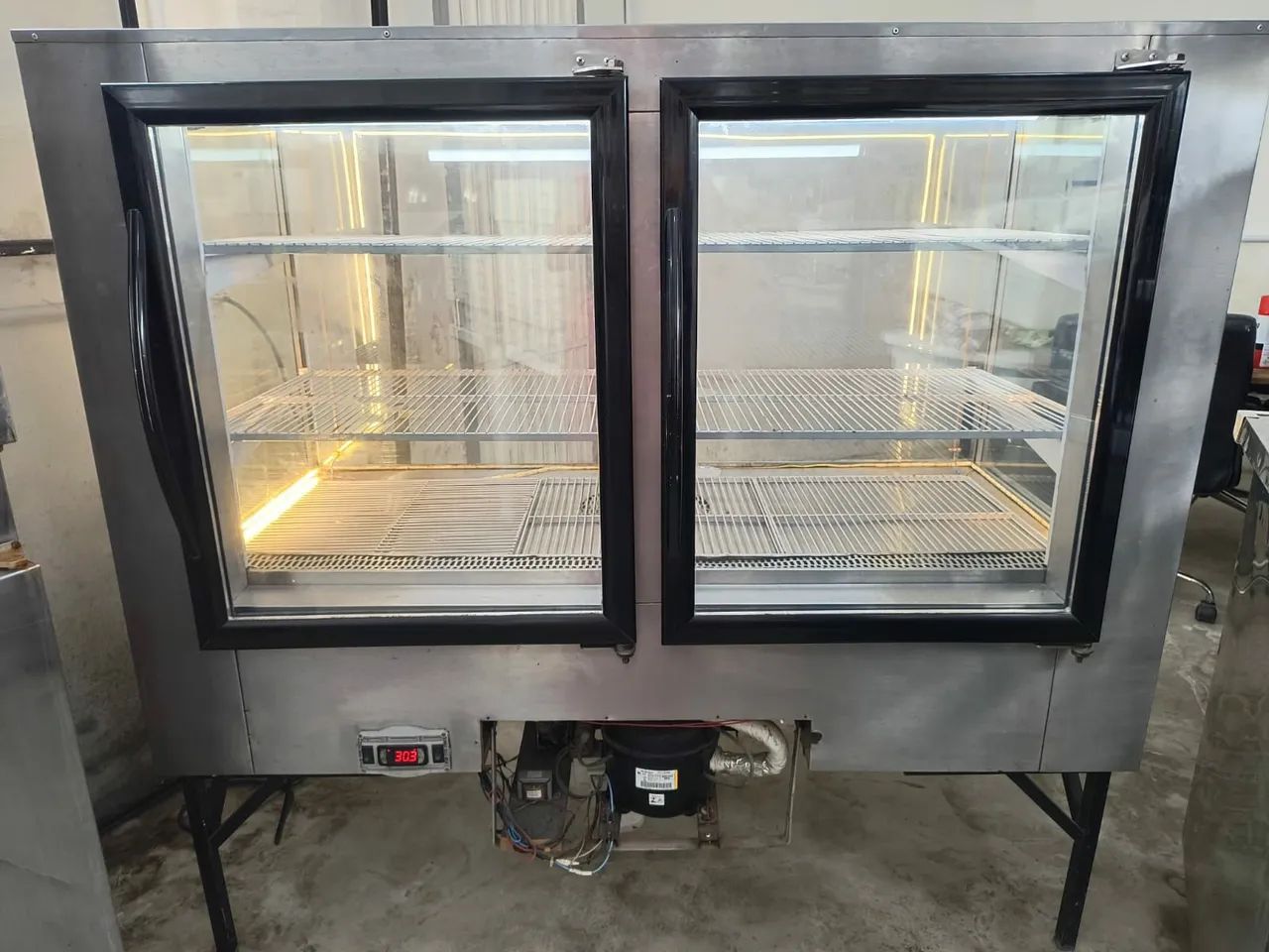 Vendo vitrine refrigerada e iluminada - Foto 2