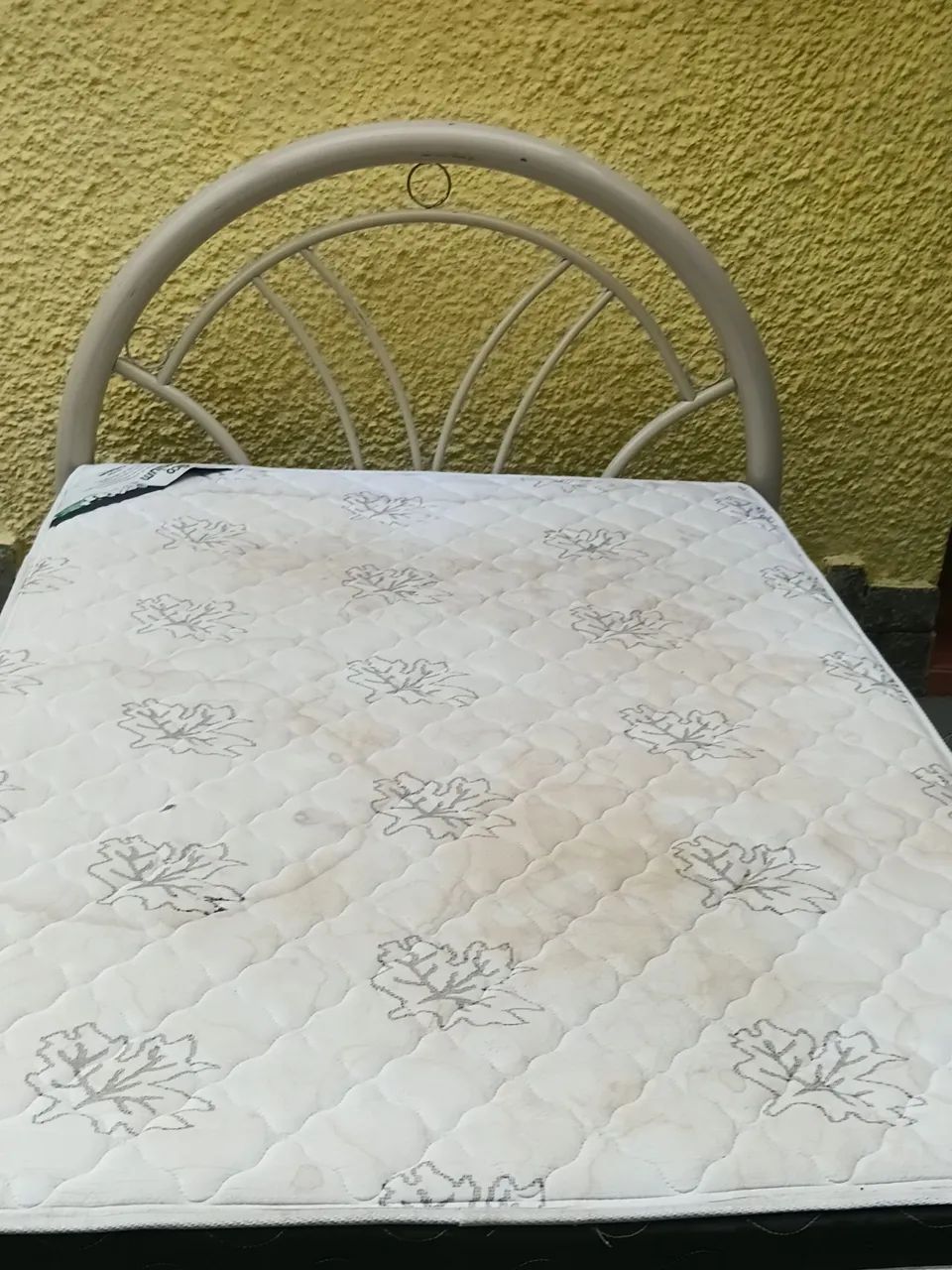 Vendo cama de casal com colchão  - Foto 2