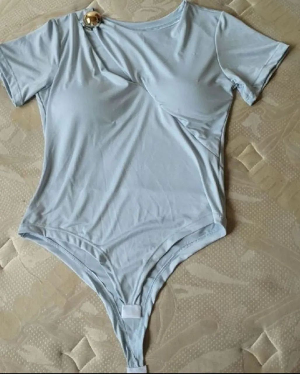 body azul bebê com detalhe dourado