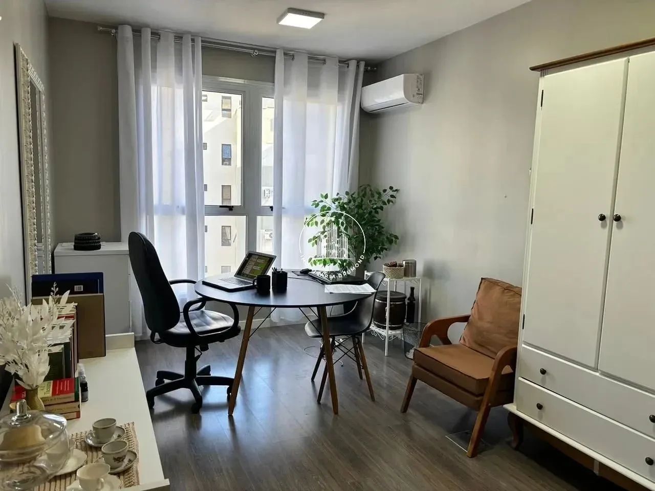 Escritório/Sala Comercial - 35m², Trindade - EST