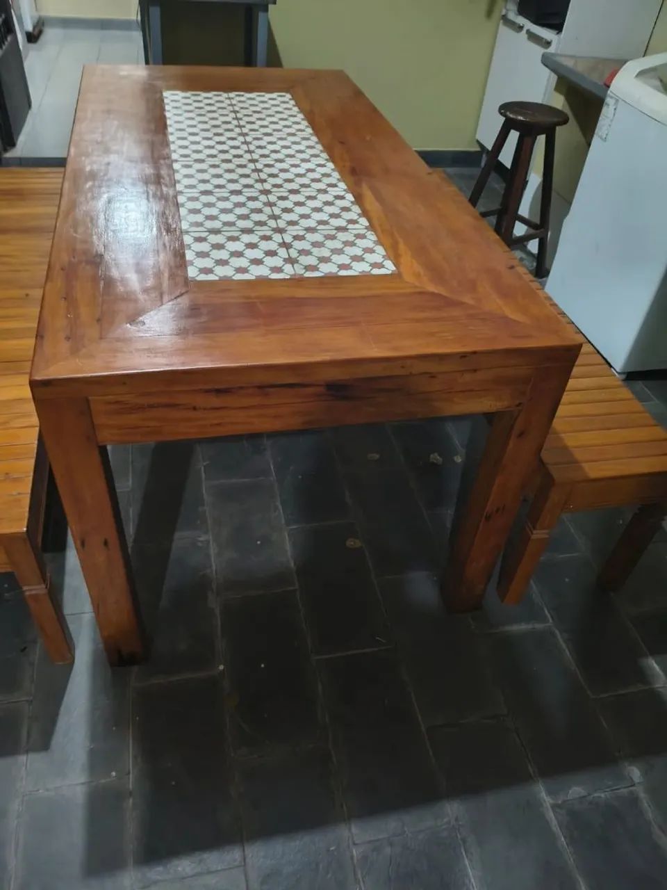 Mesa de madeira maciça com bancos - Foto 3