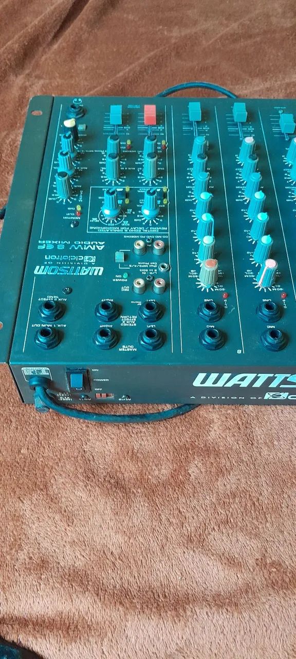 Mesa de som Wattsom modelo 
