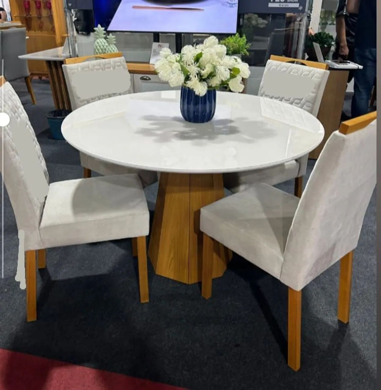 CONJUNTO DE MESA REDONDA ÍSIS C/ 4 CADEIRAS SIMONE 