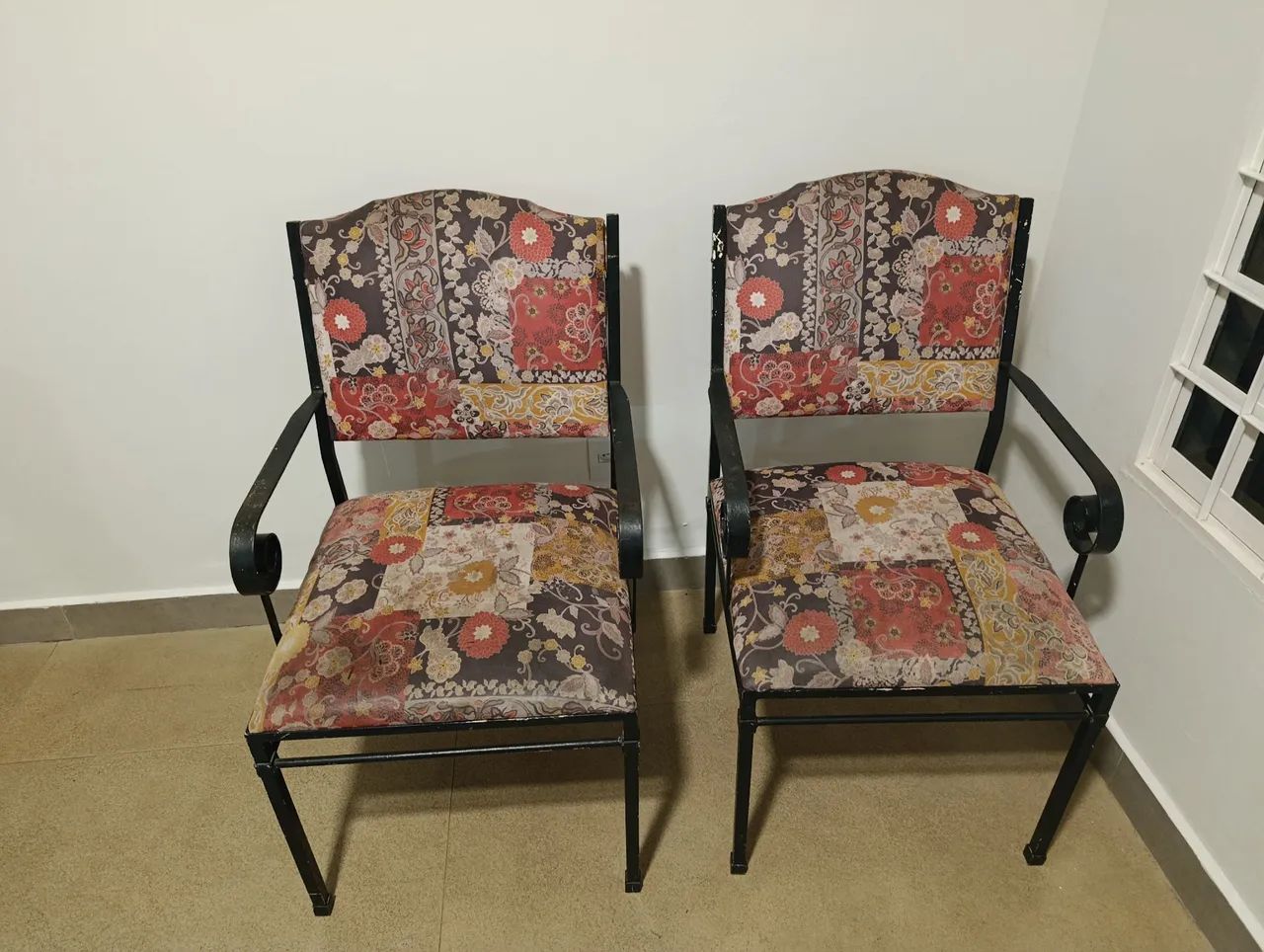 Poltronas com estrutura de ferro 
