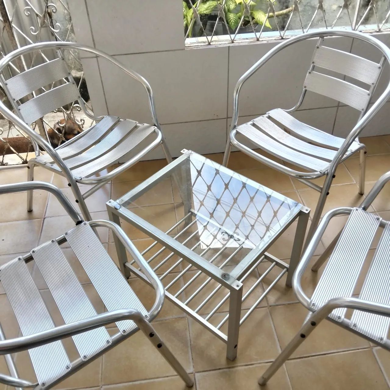 Conjunto de terraço em alumínio com 4 cadeiras e 1 centro  - Foto 2