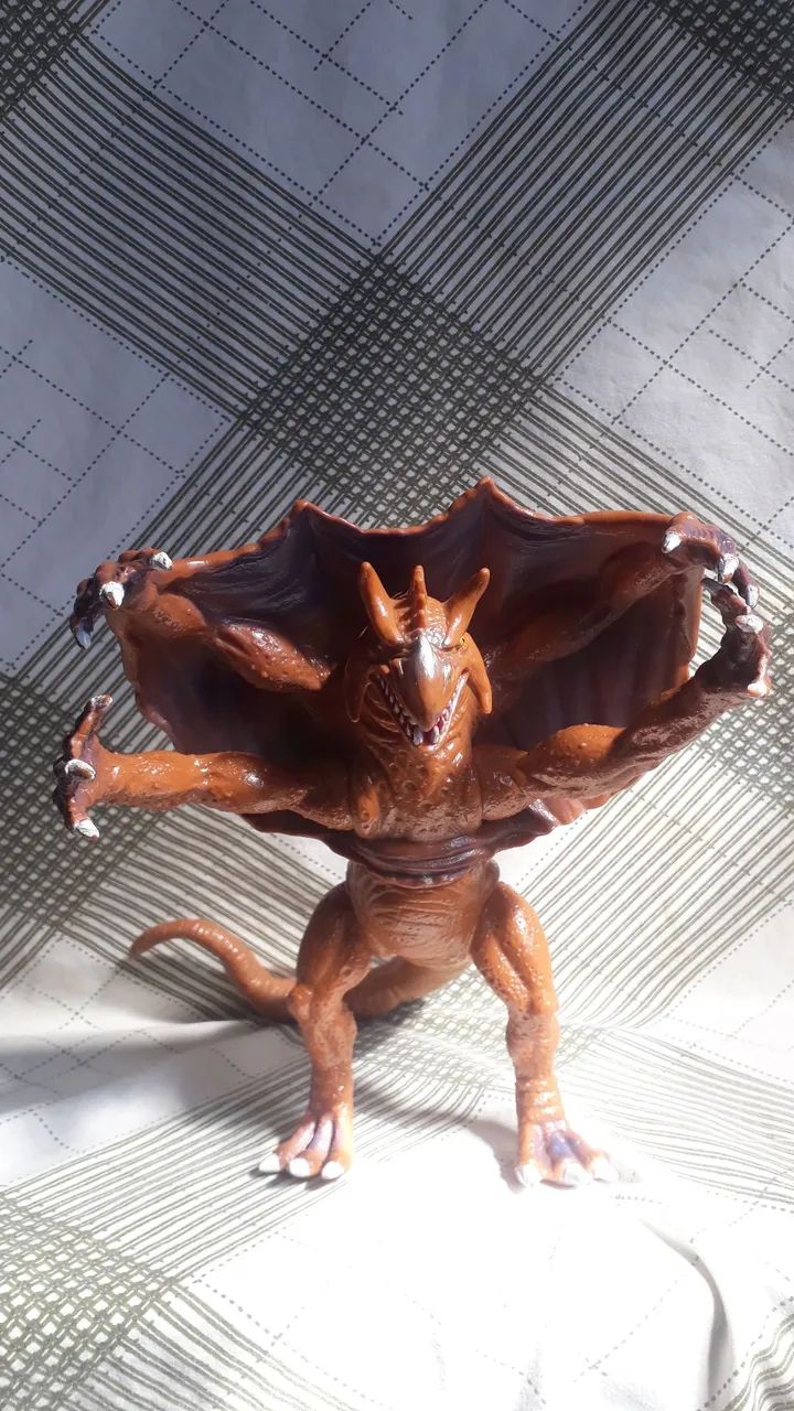 Boneco Ultraman Alien Gerukadon
