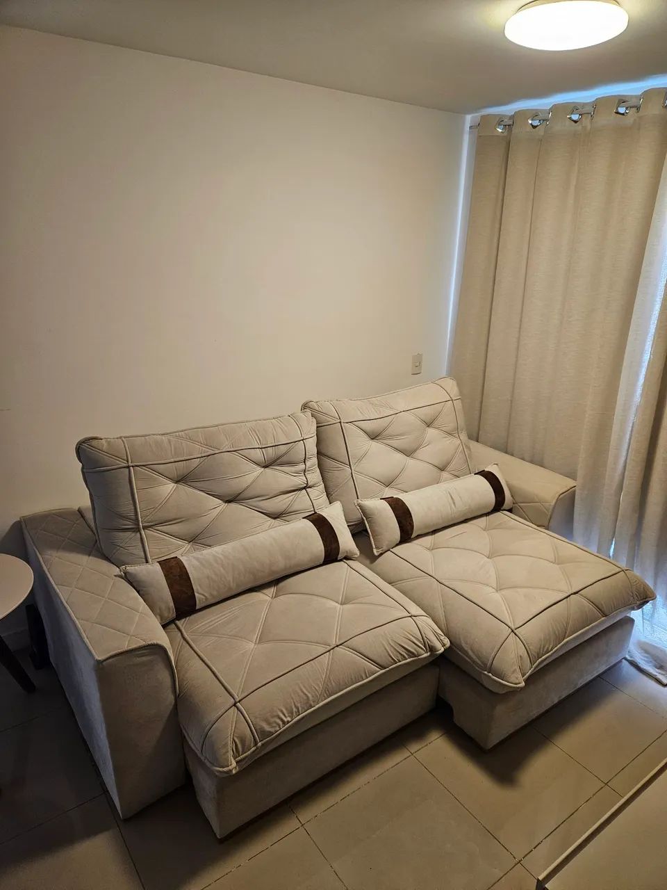 Sofá molas ensacadas 4 lugares retratil e reclinável. 250cm tecido veludo cor marfim - Foto 4