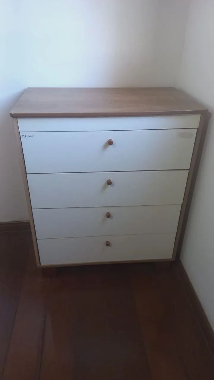 Cômoda com quatro gavetas 