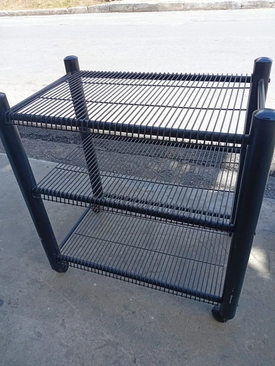Mesa de ferro com prateleiras
