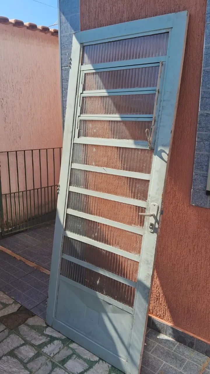 Porta de Ferro com Vidros e Báscula - Resistente e Pronta para Uso