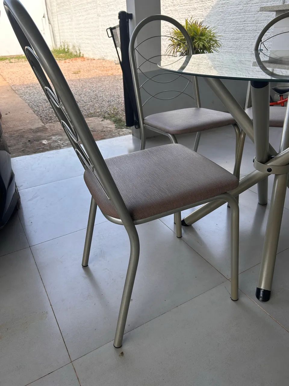 Mesa com cadeiras - Foto 3