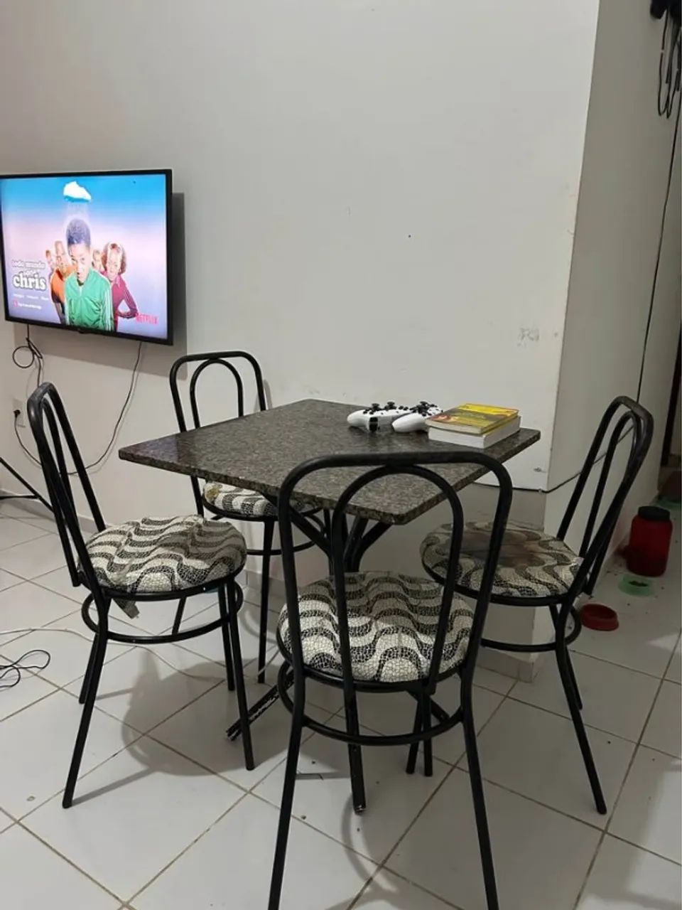 Mesa com pedra de mármore + quatro cadeiras - Foto 2