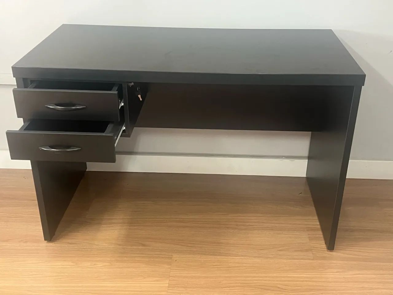 Mesa Escritório Preta com 2 Gavetas - Foto 2