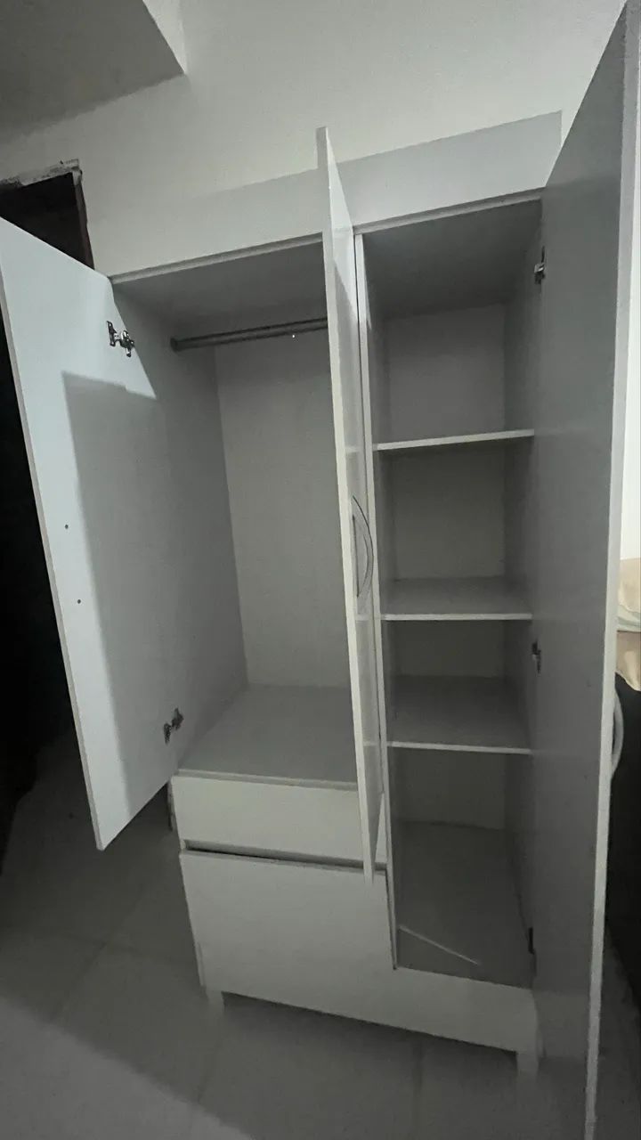 Quarda-roupa semi novo