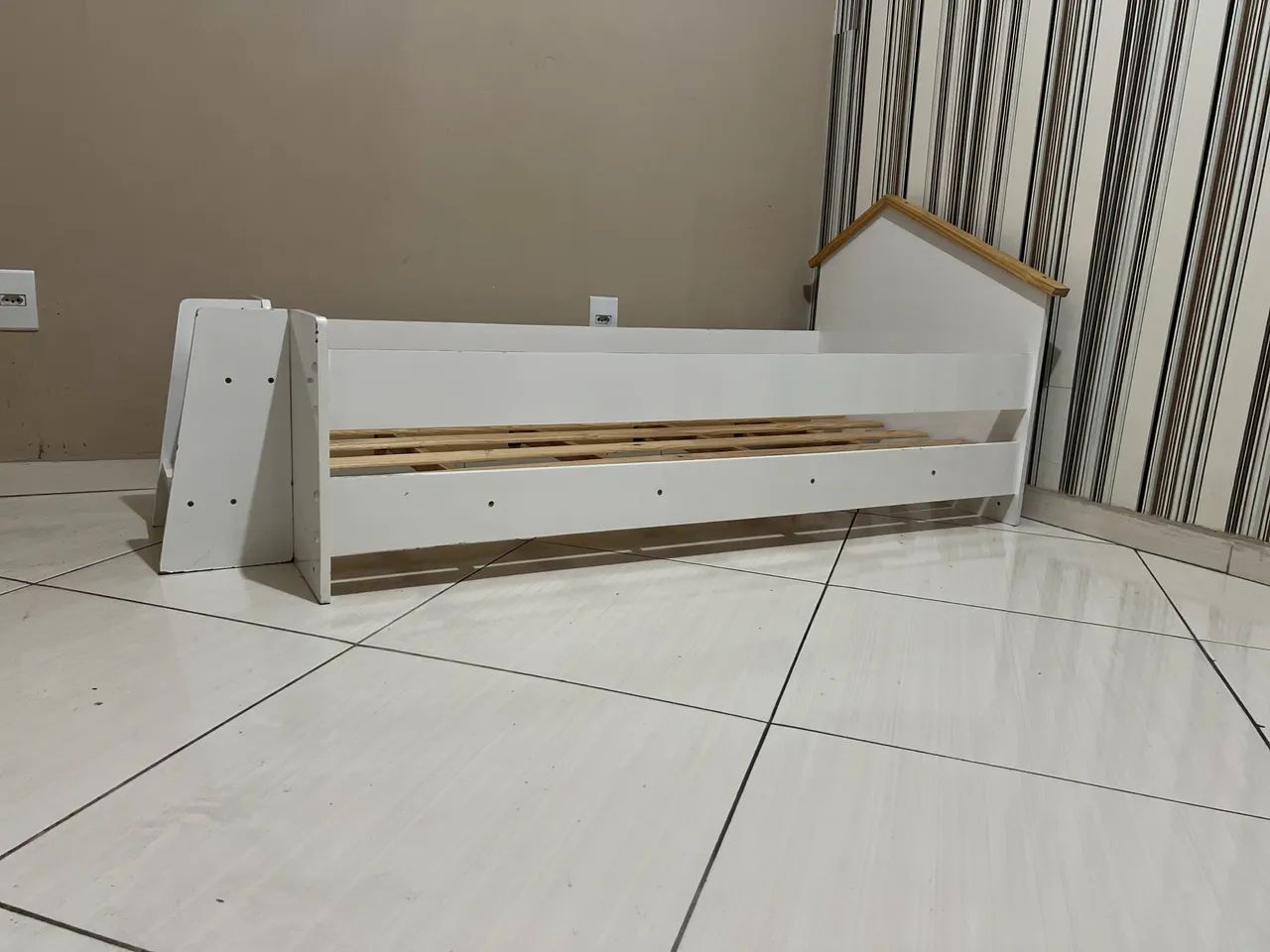 Cama infantil com escadinha ? nunca usada