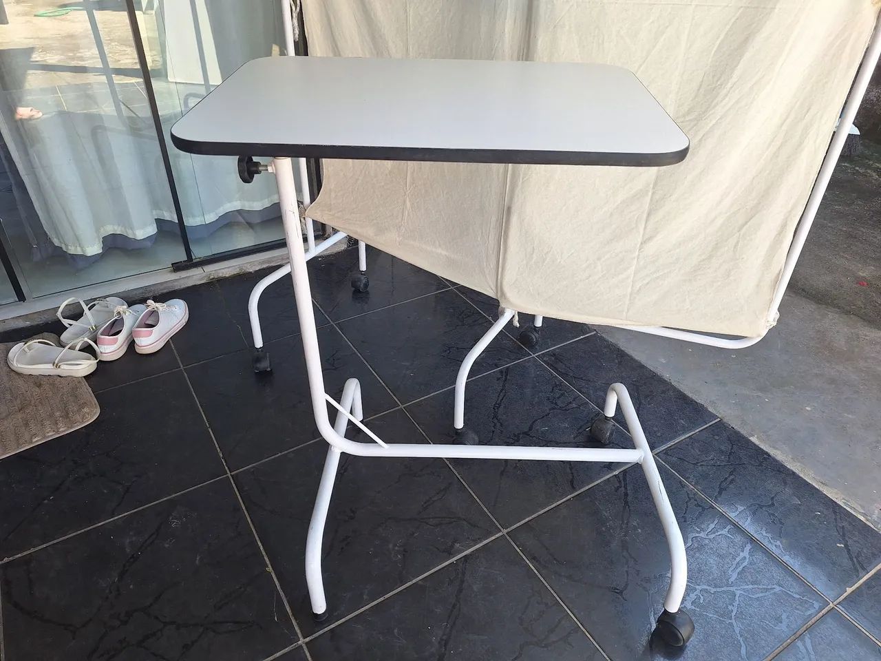 Mesa para refeição hospitalar