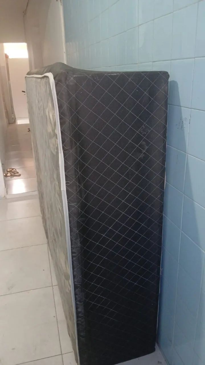 base de cama com pequeno colchão  - Foto 2