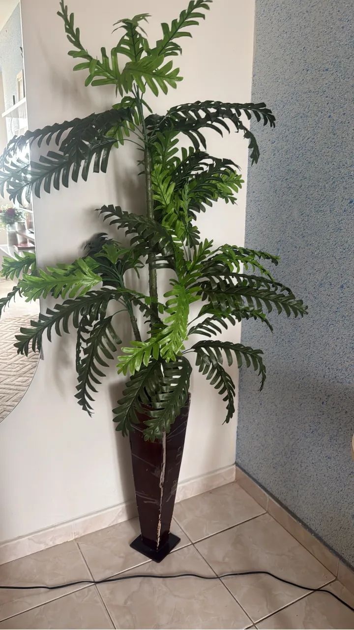 Vendo planta artificial e duas mesinhas de canto