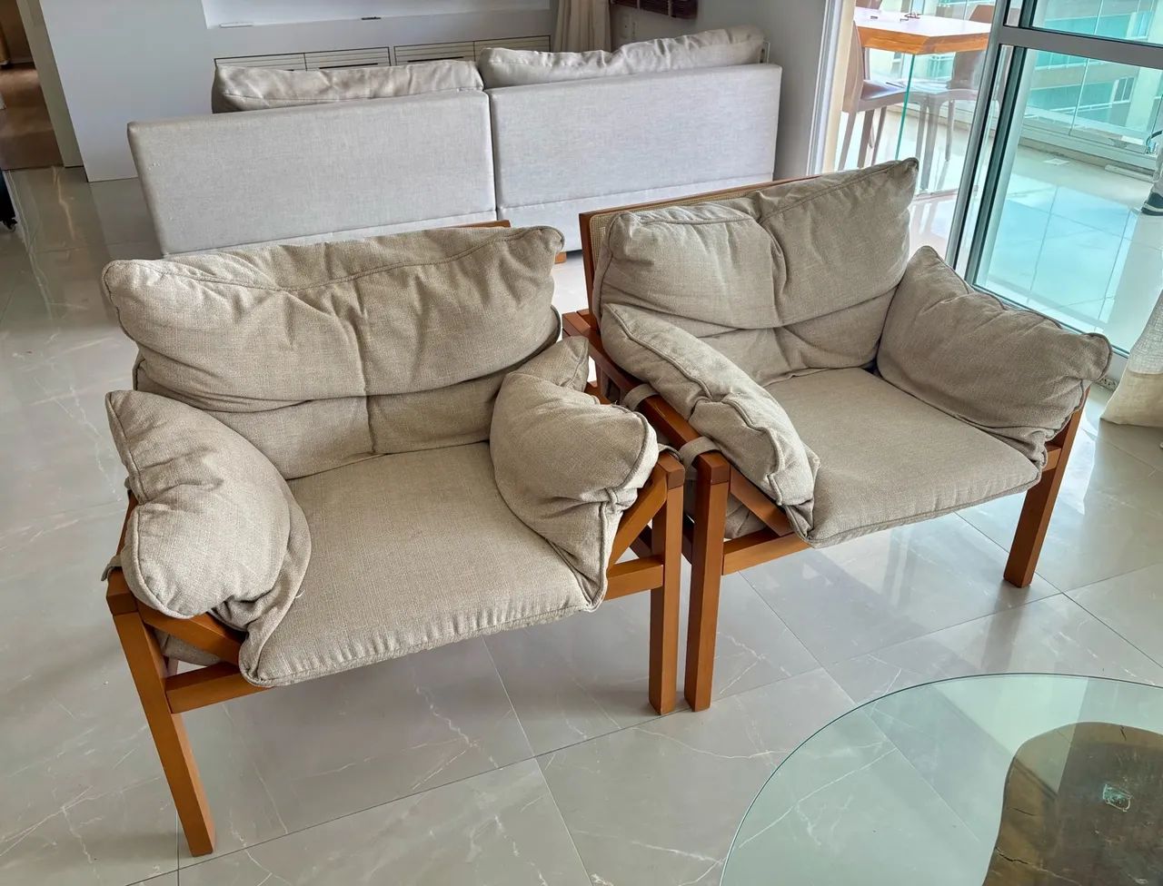 CONJUNTO COM 2 POLTRONAS | MADEIRA E TECIDO BEGE - Foto 2