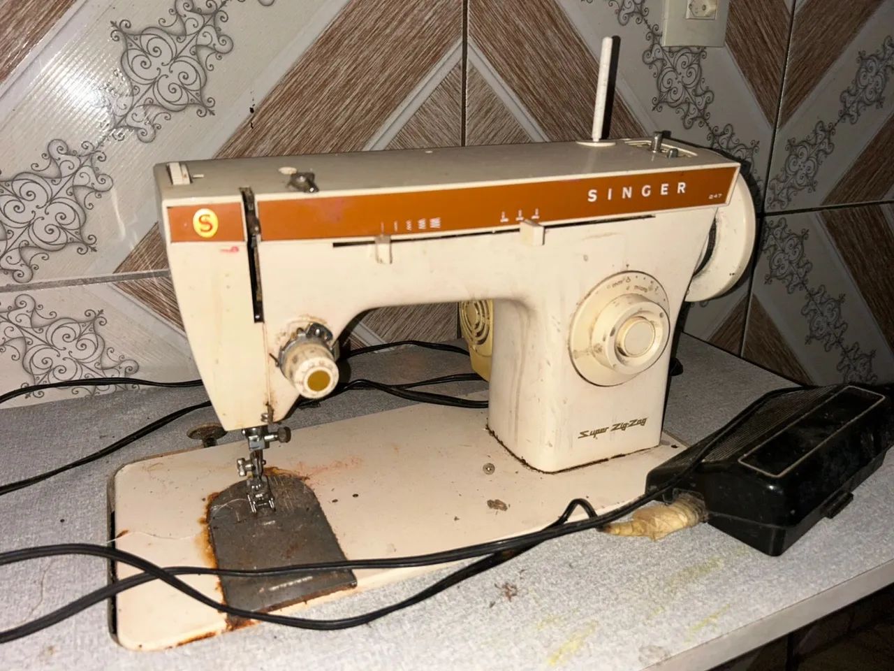 Máquina de costura com mesa 