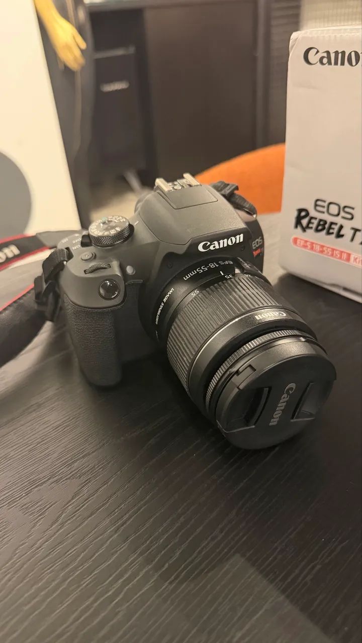 CÂMERA CANON EOS T7 com lente 18-55mm IS II