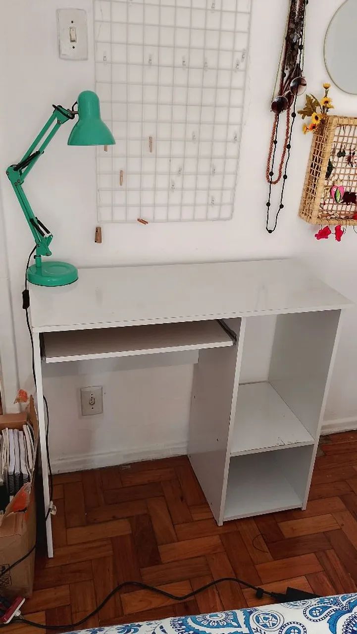 Escrivaninha branca de MDF