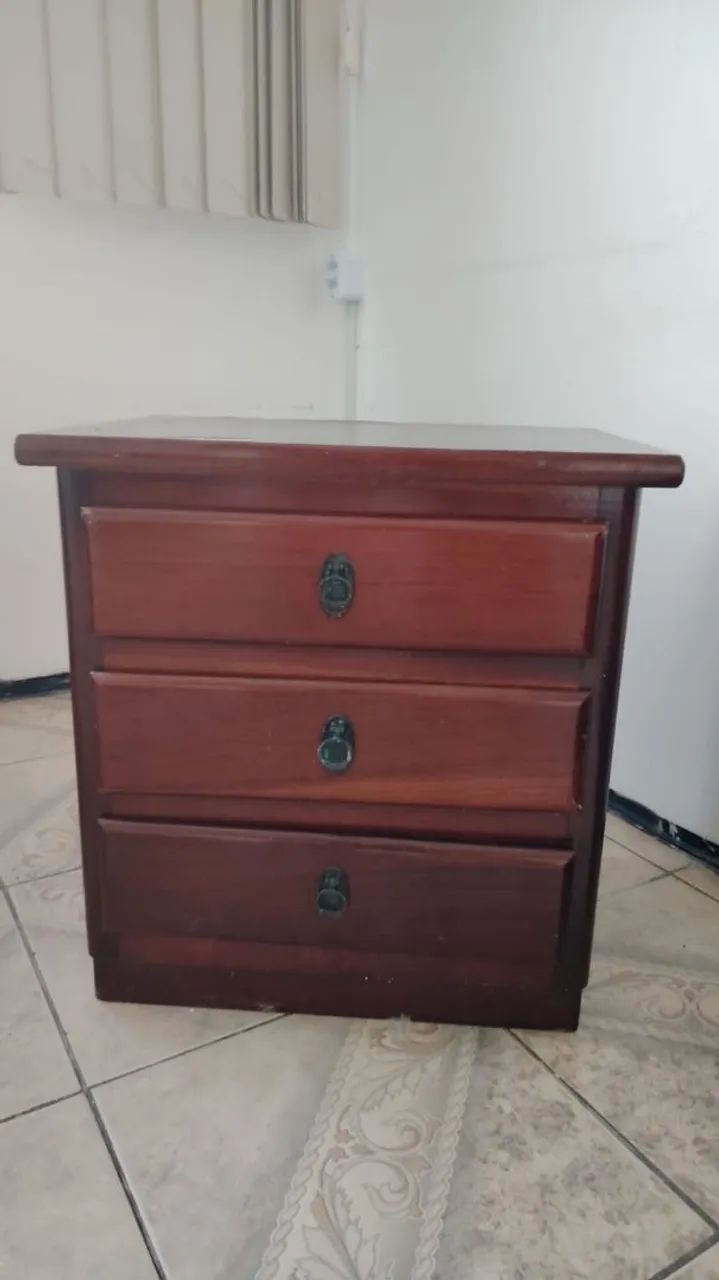 Mesa de cabeceira / gaveteiro 