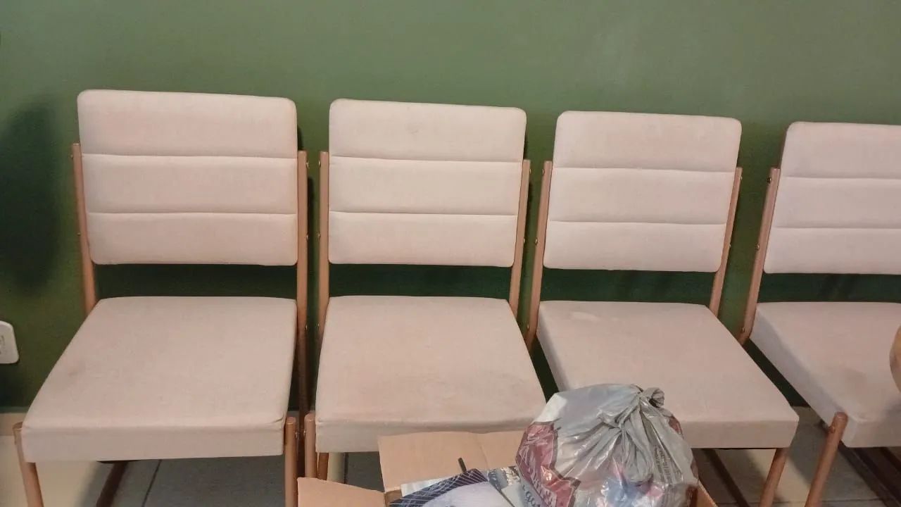 Mesa com 6 cadeira bem nova 1.200. - Foto 4