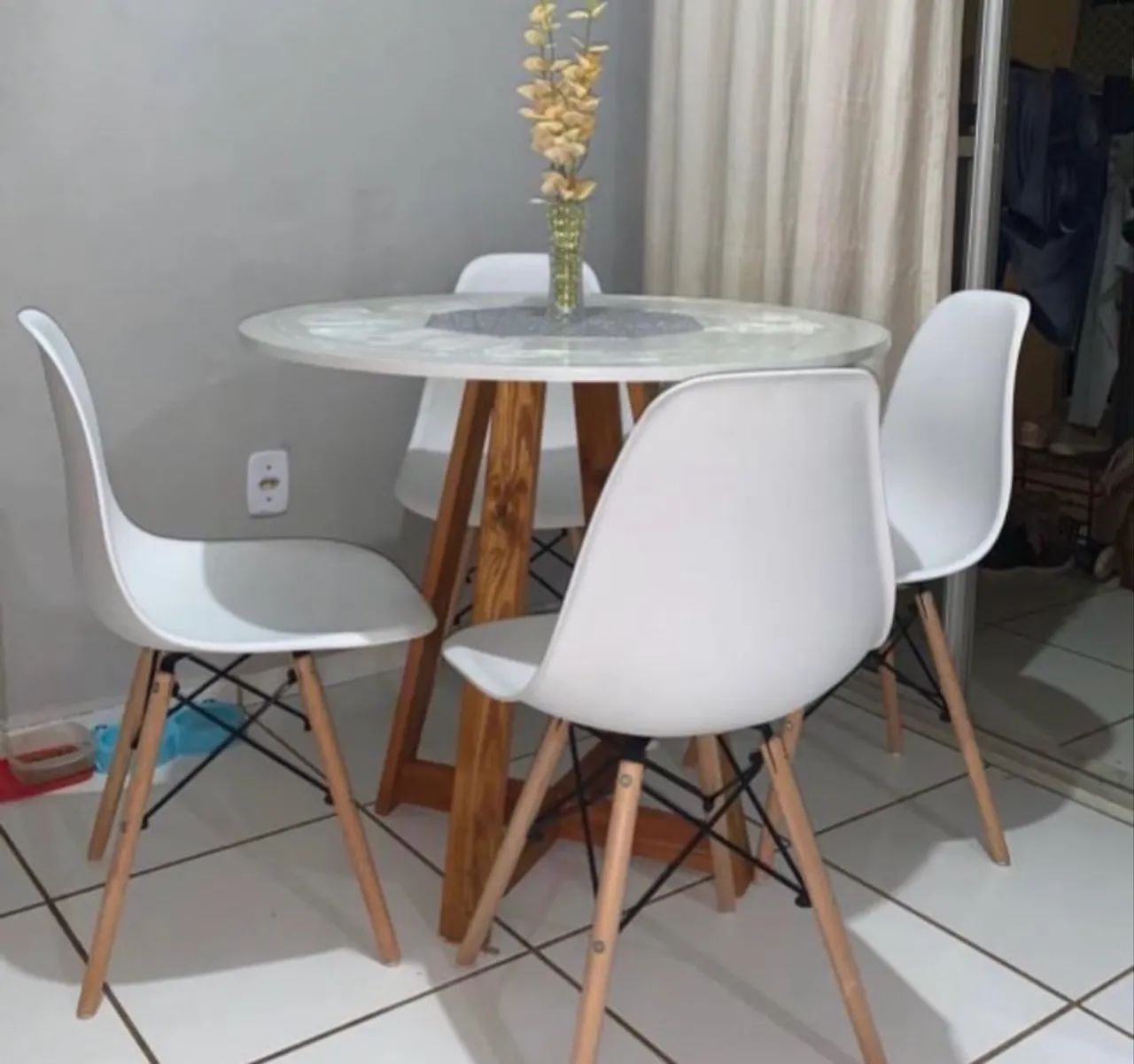 Mesa de jantar com 04 cadeiras a partir de 
